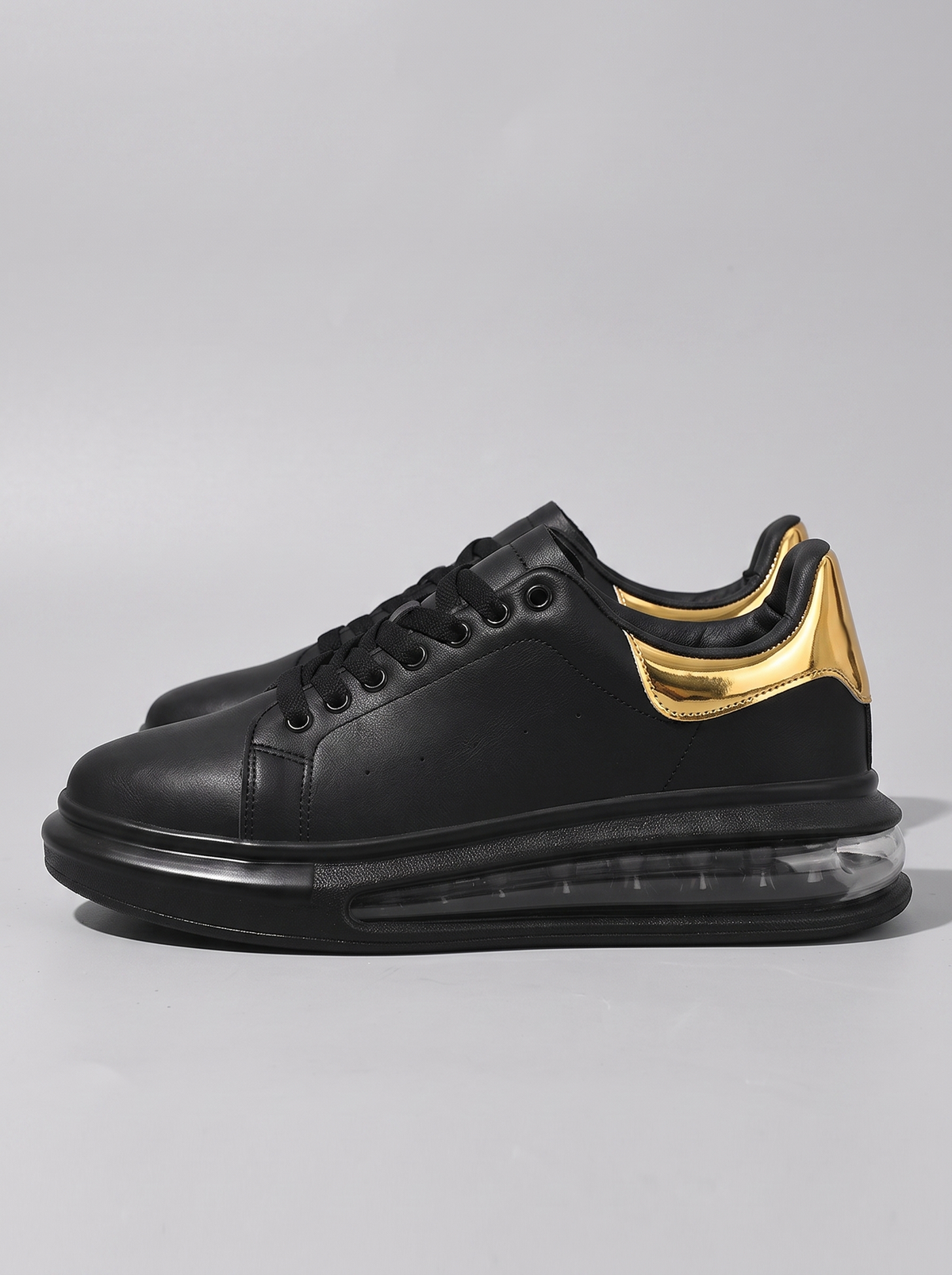 Benjamin zwarte sneaker zijaanzicht gouden hiel