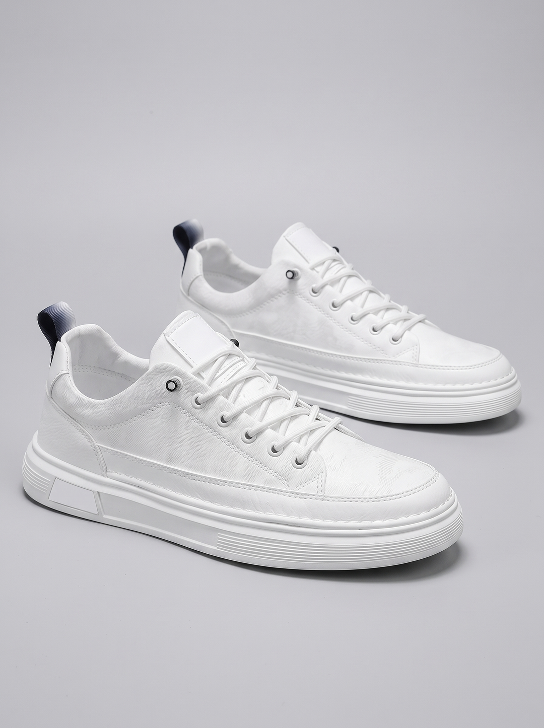 Luxe witte platform sneakers paar driekwart