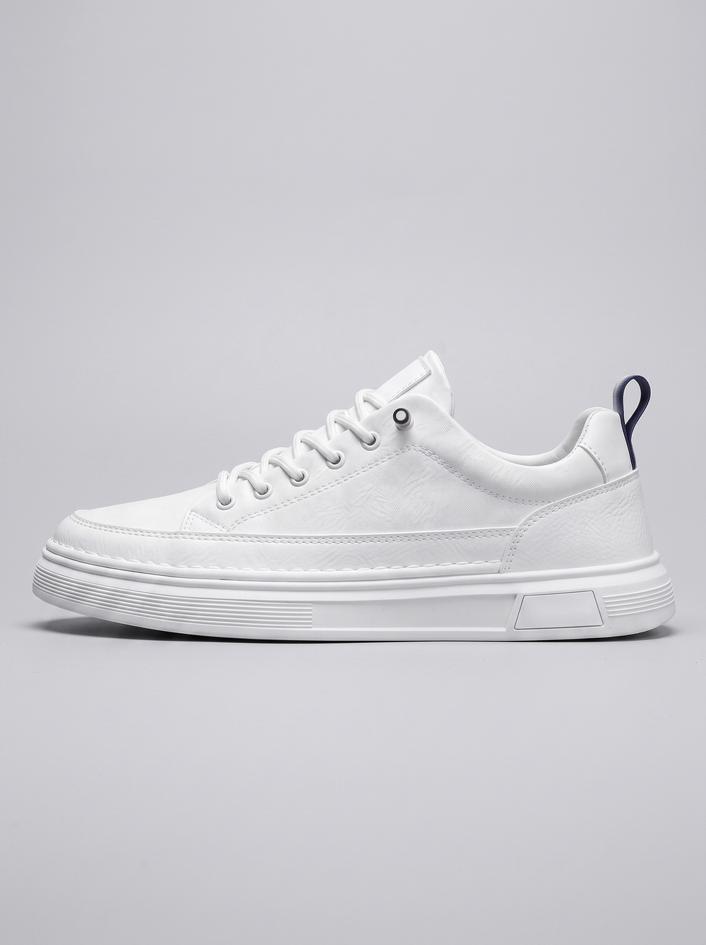 Luxe witte platform sneaker zijaanzicht