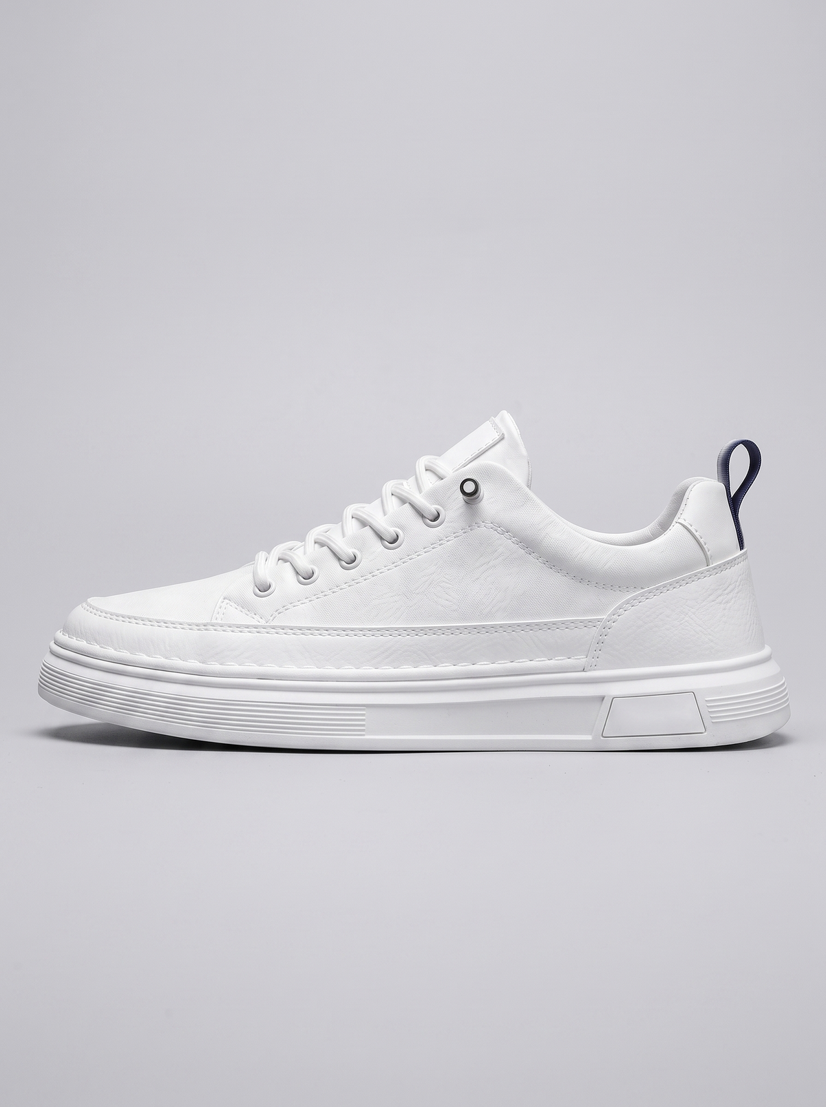 Luxe witte platform sneaker zijaanzicht