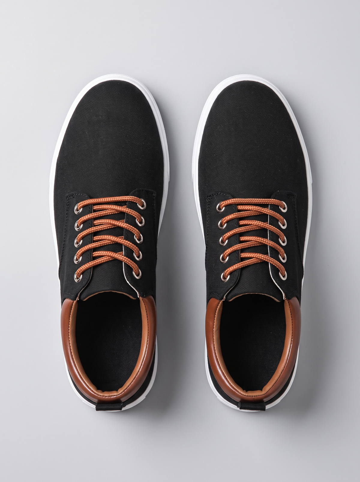 Canvas zwarte sneakers bovenaanzicht