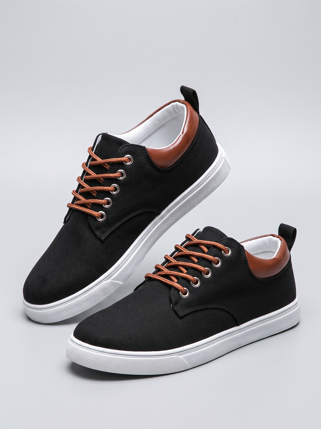 Canvas zwarte sneakers met bruin leer paar driekwart