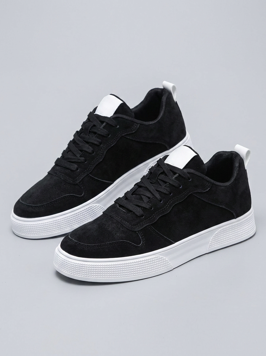 Onyx zwarte suede sneakers paar driekwart