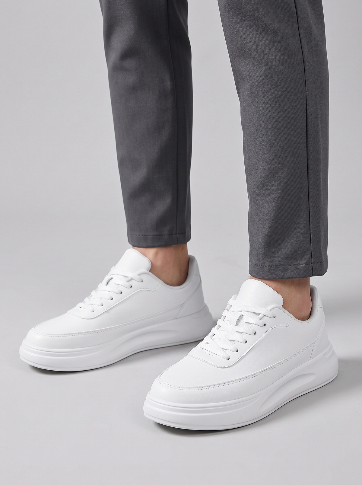 Jog witte sneakers gedragen