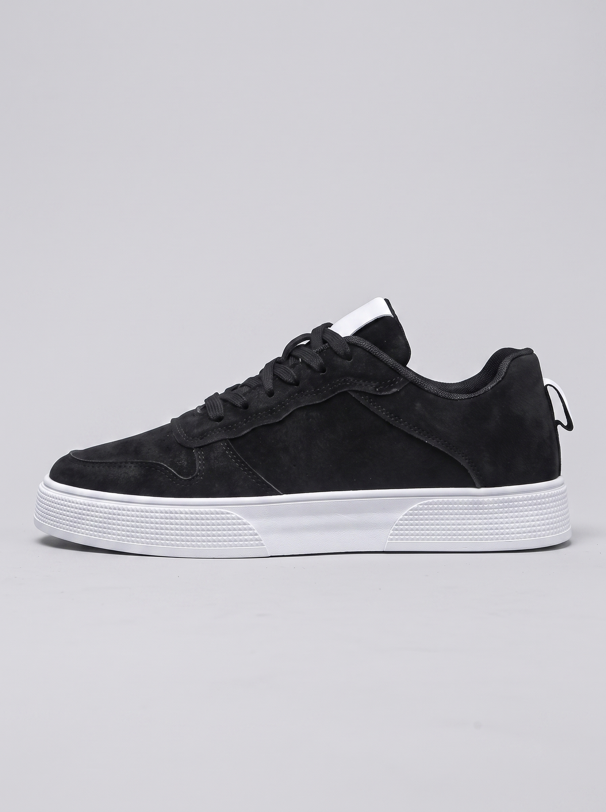 Onyx zwarte suede sneaker zijaanzicht