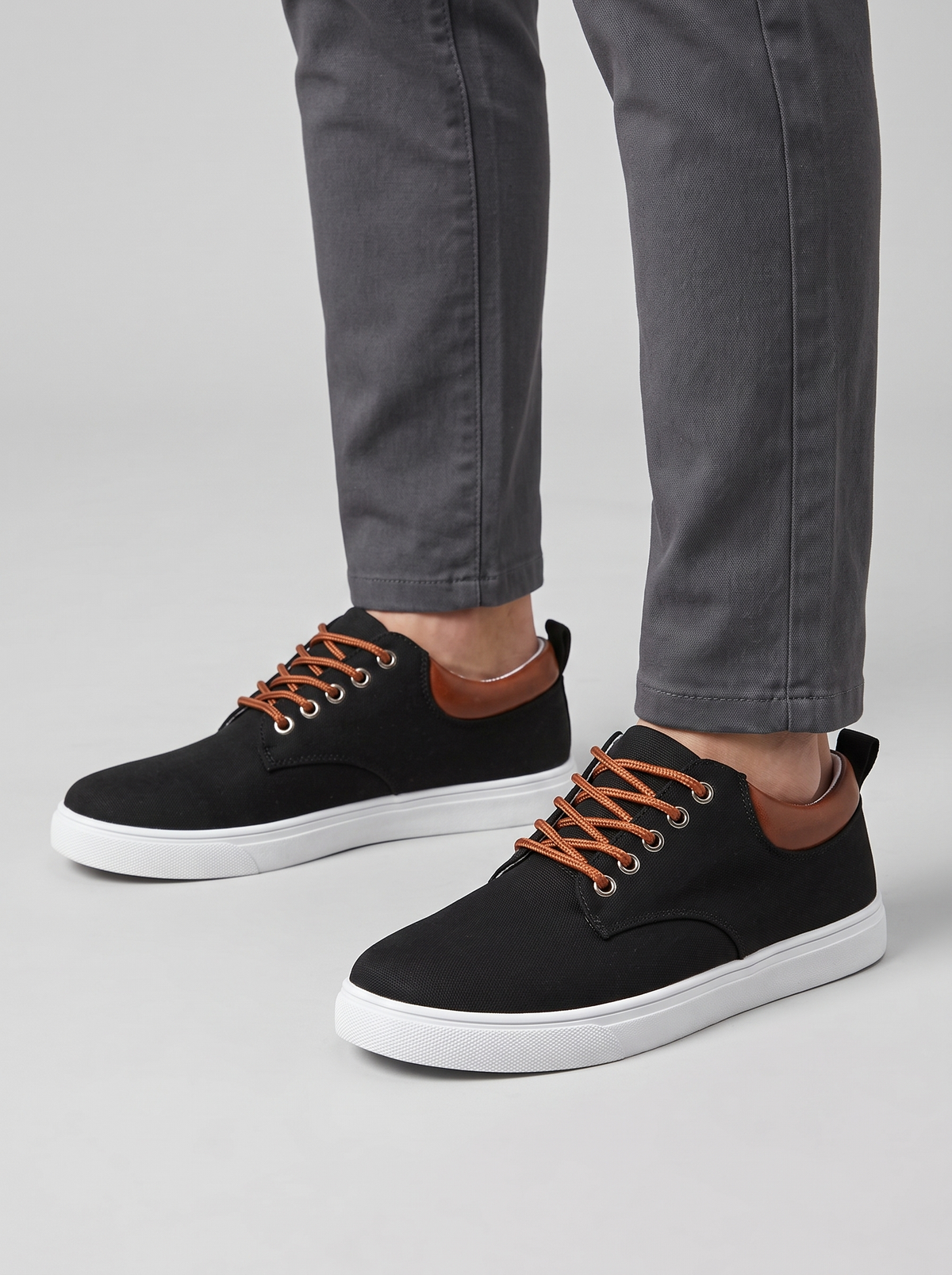 Canvas zwarte sneakers gedragen