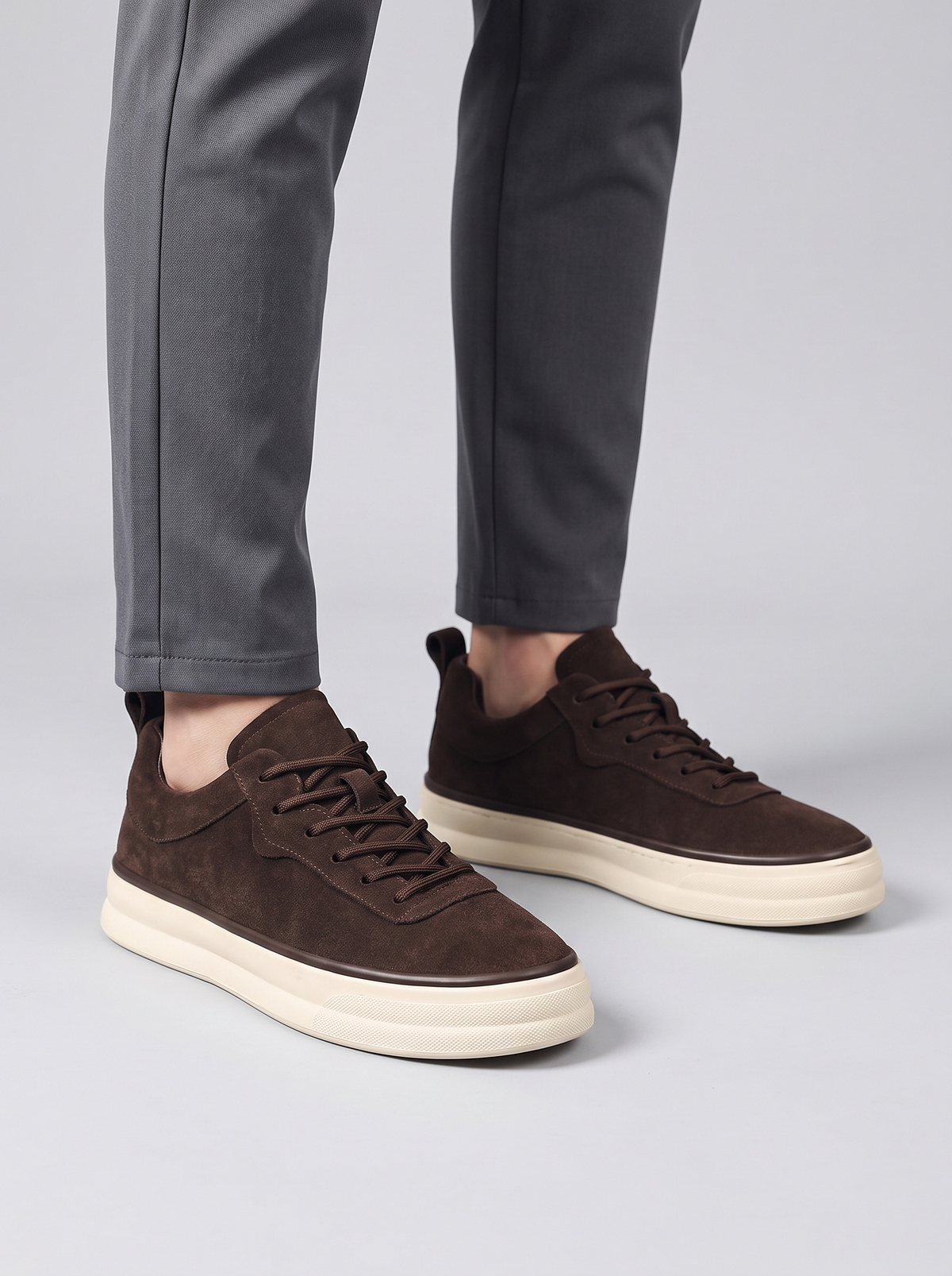 Preppy bruine suede sneakers gedragen