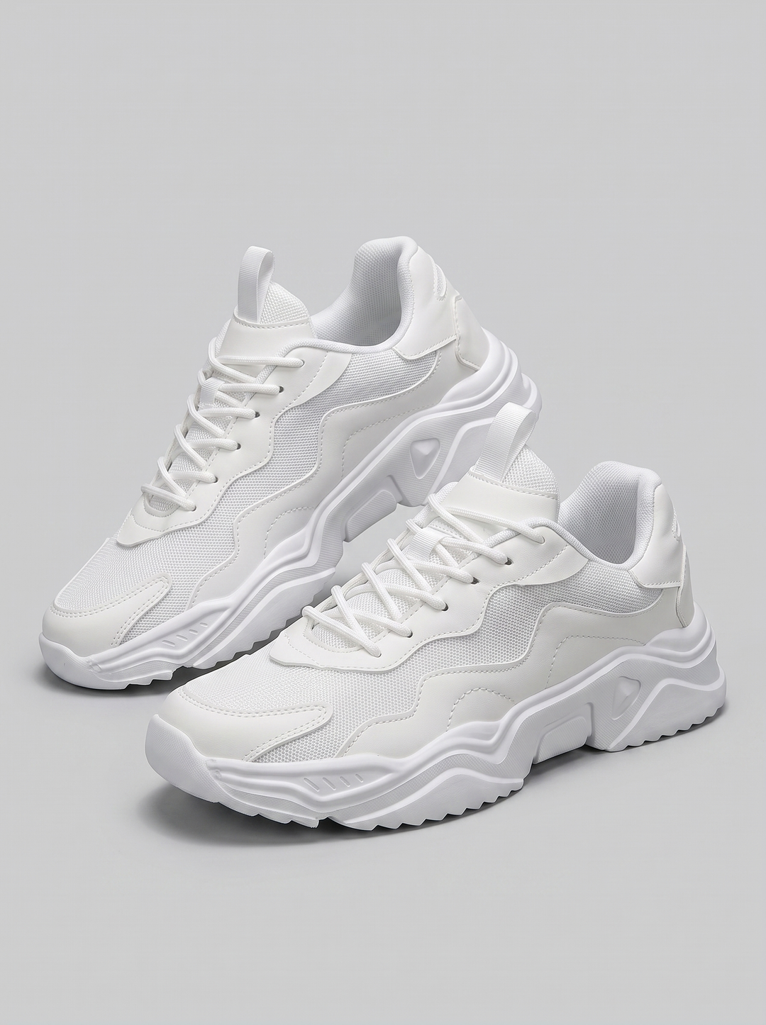 Light witte chunky sneakers paar driekwart