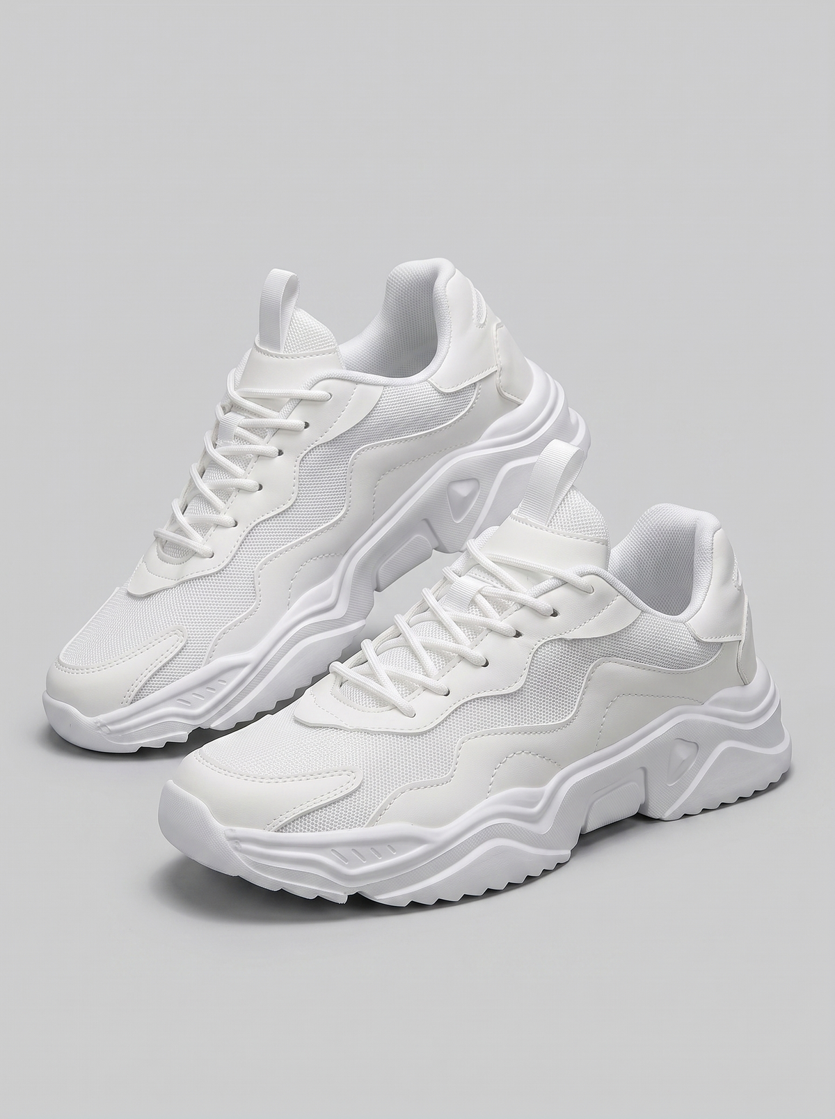 Light witte chunky sneakers paar driekwart