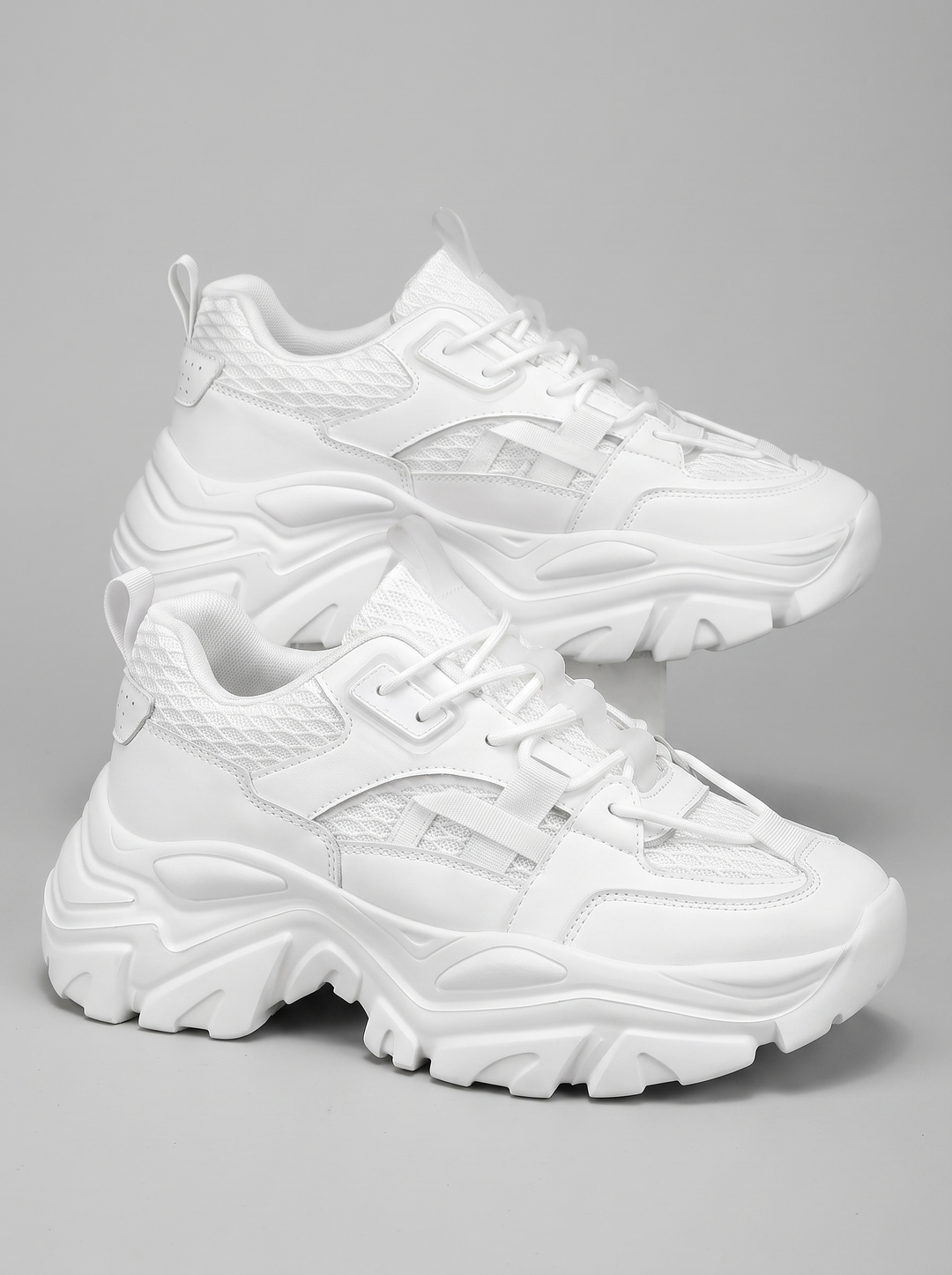 Chunky witte platform sneakers paar driekwart