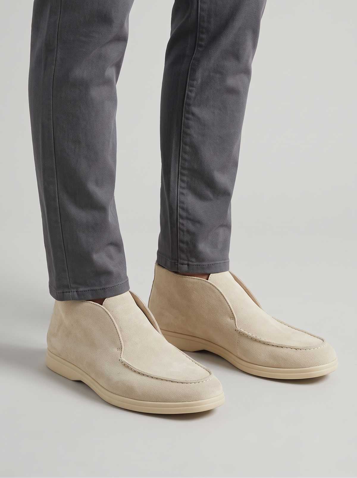 Mariner beige suede loafers gedragen