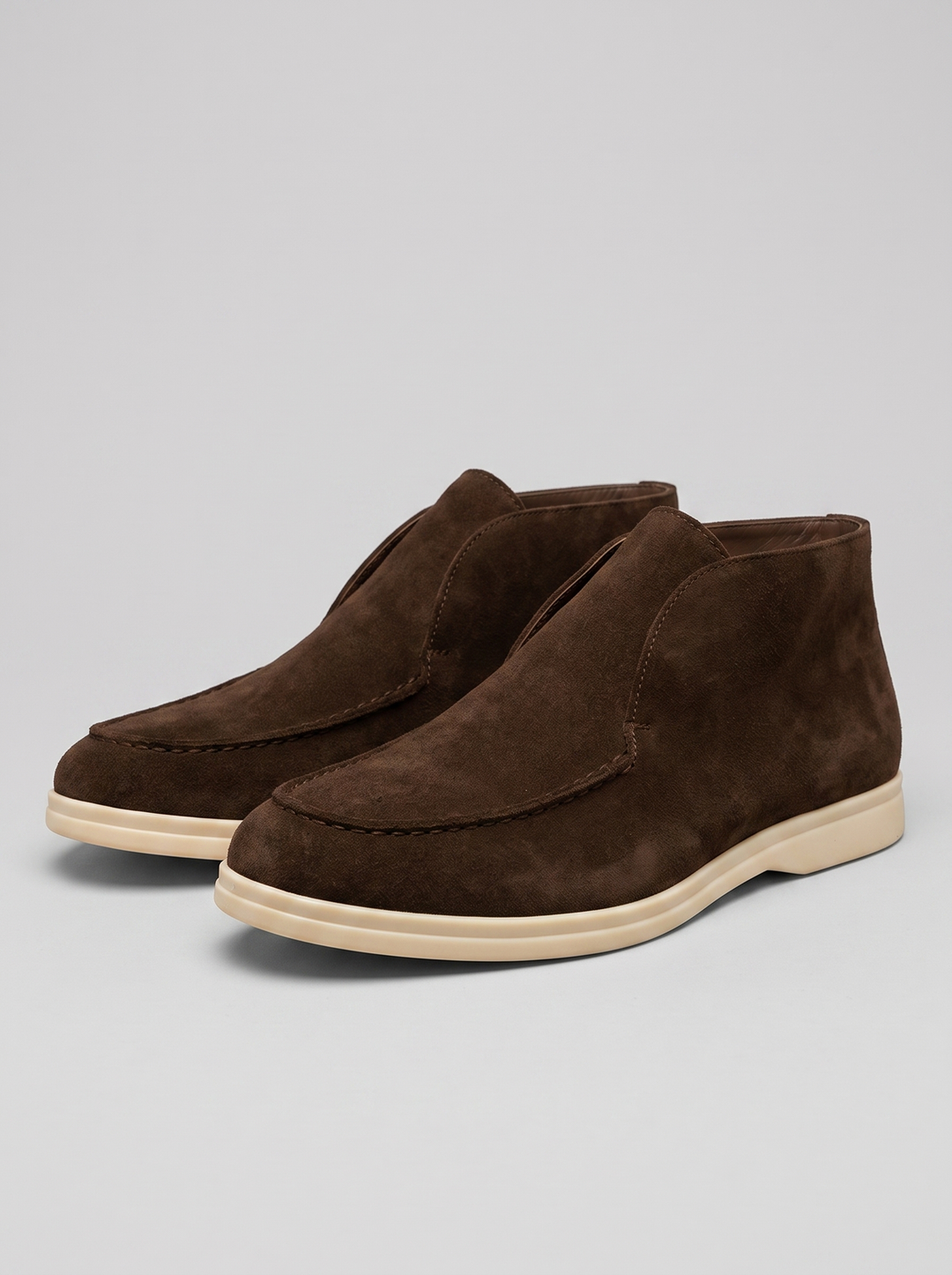 Mariner bruine suede loafers paar driekwart