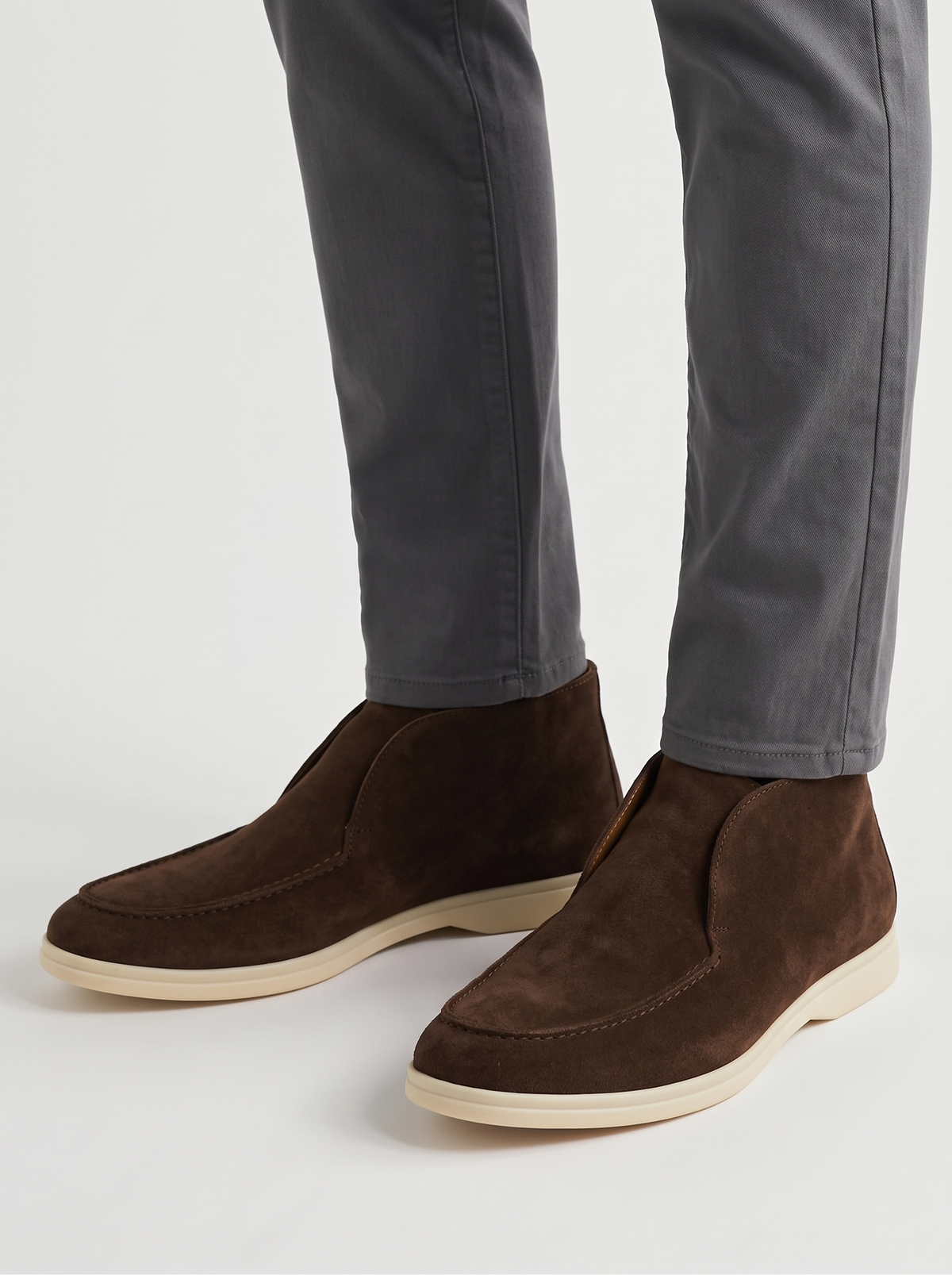 Mariner bruine suede loafers gedragen