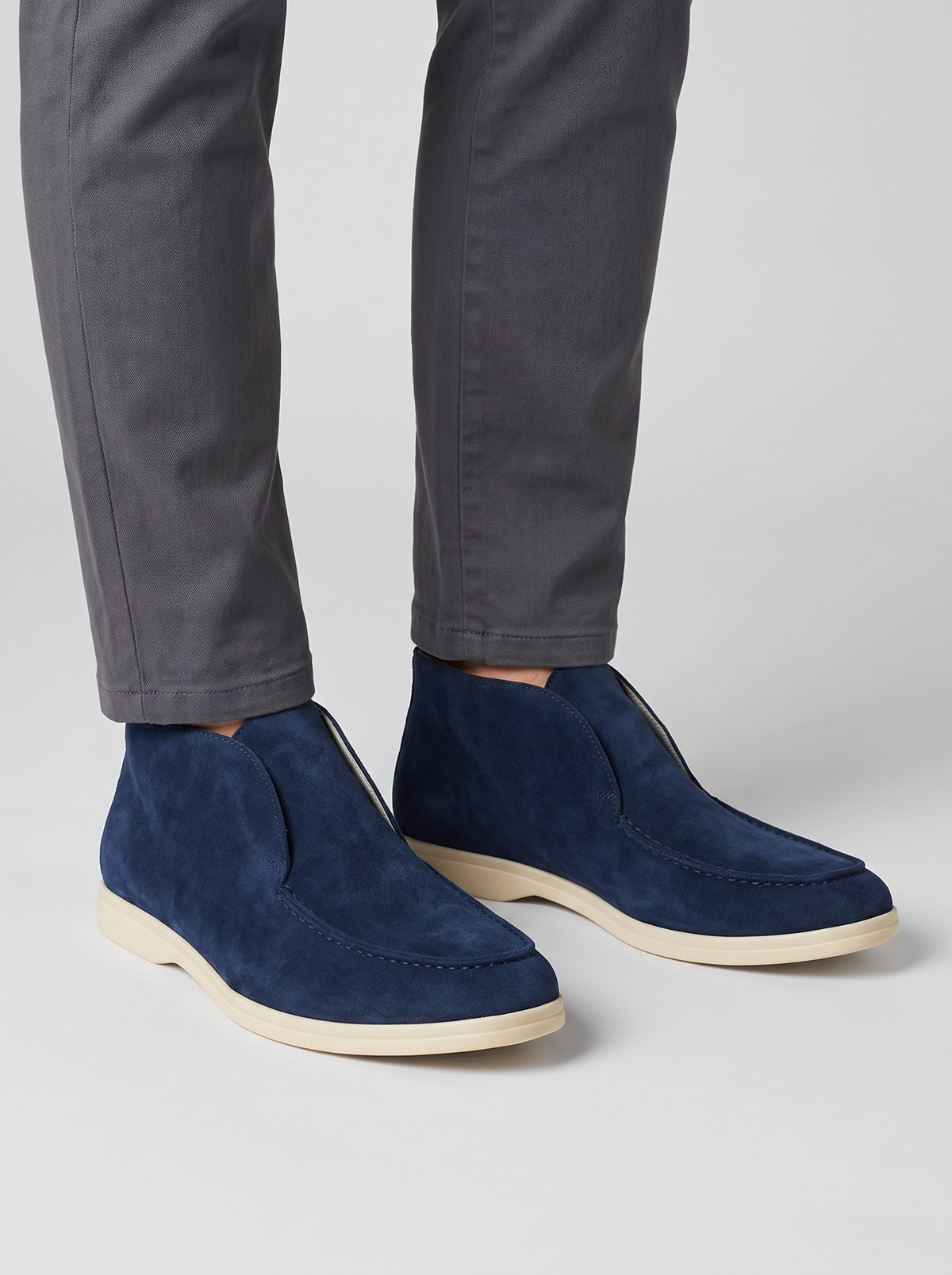 Mariner marineblauwe suede loafers gedragen