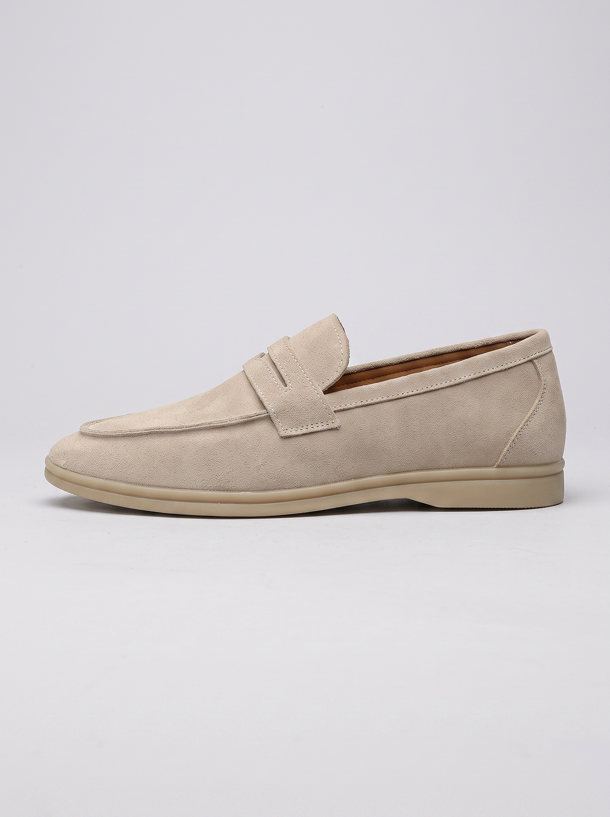 Stirling beige suede penny loafer zijaanzicht