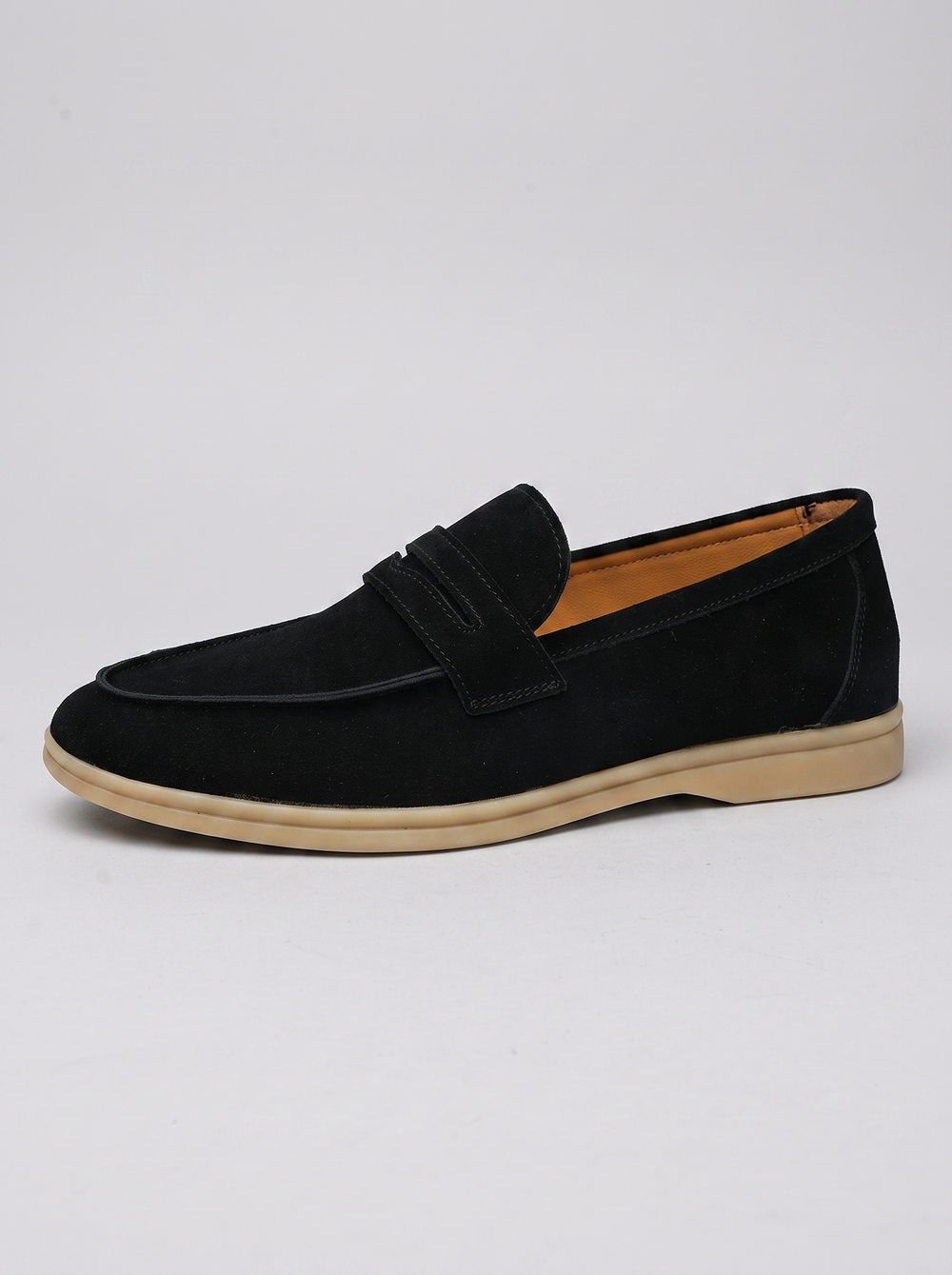Classic zwarte suede penny loafer zijaanzicht