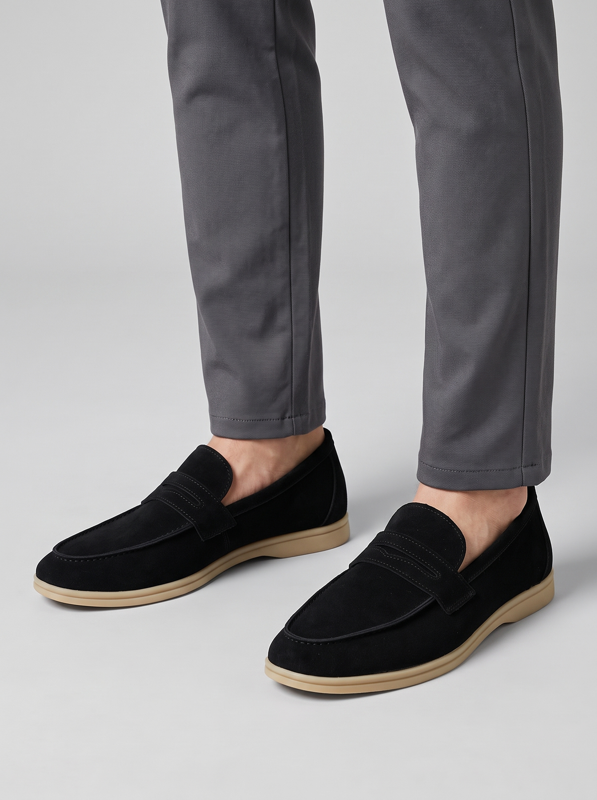 Classic zwarte suede penny loafers gedragen