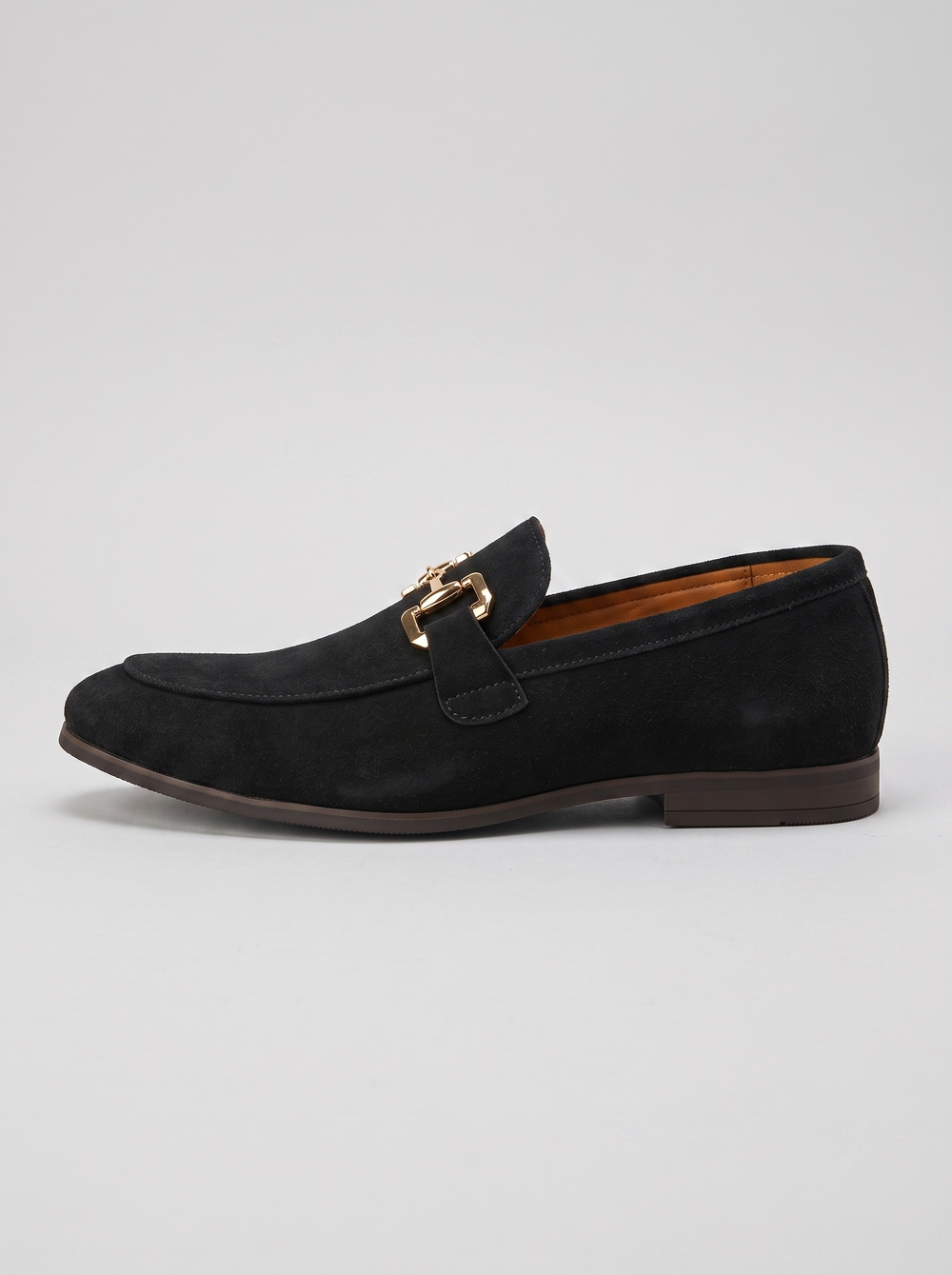 Bit zwarte suede loafer met gesp zijaanzicht