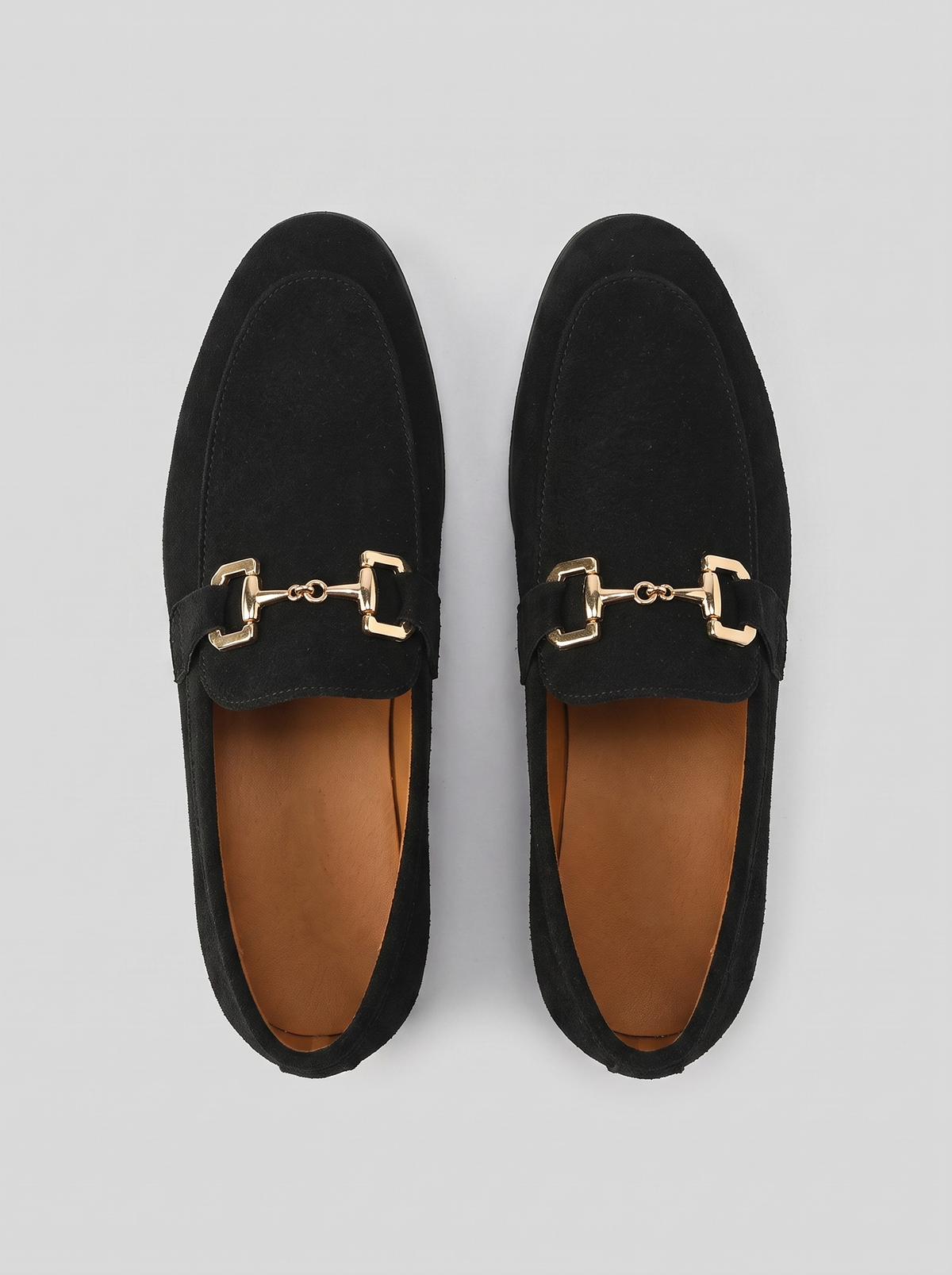 Bit zwarte suede loafers bovenaanzicht