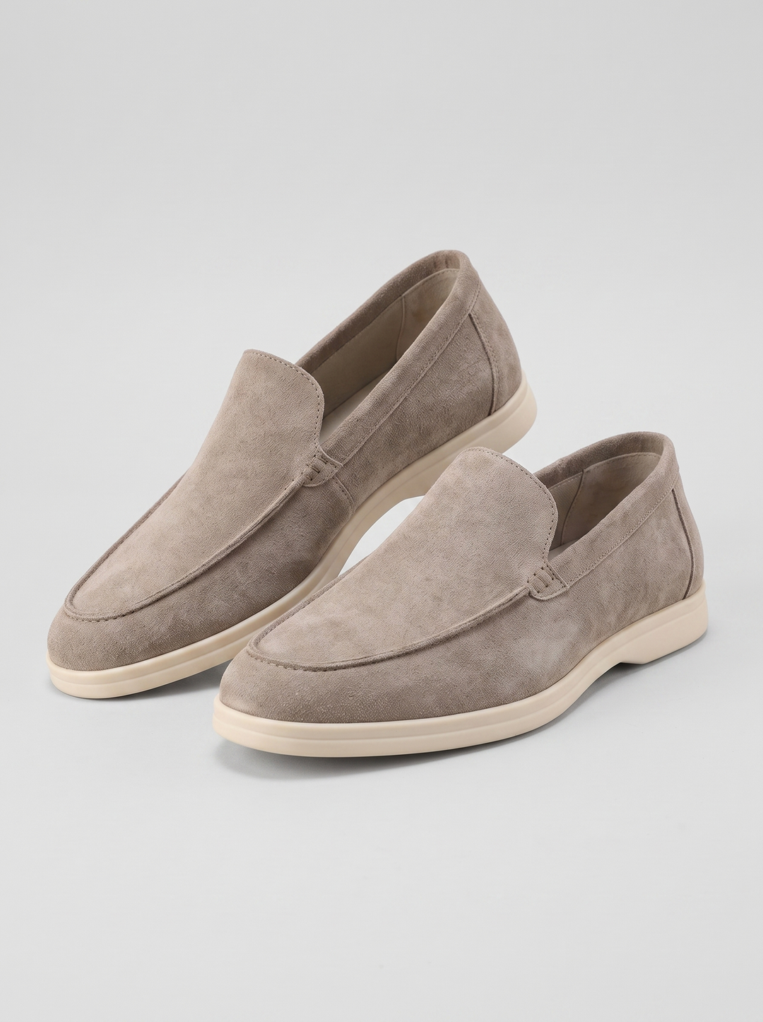 Classic taupe suede loafers paar driekwart