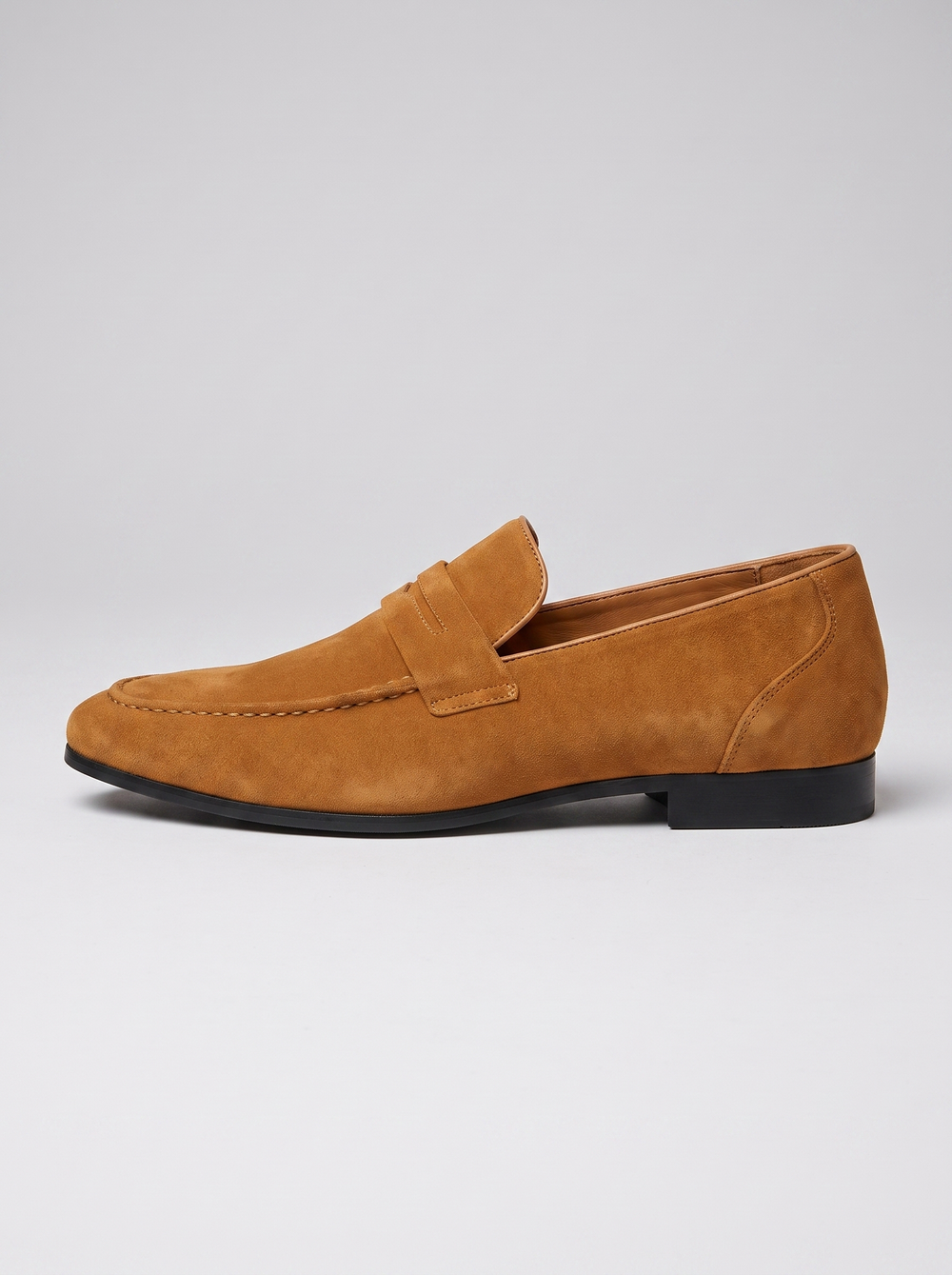 Classic caramel suede loafer zijaanzicht
