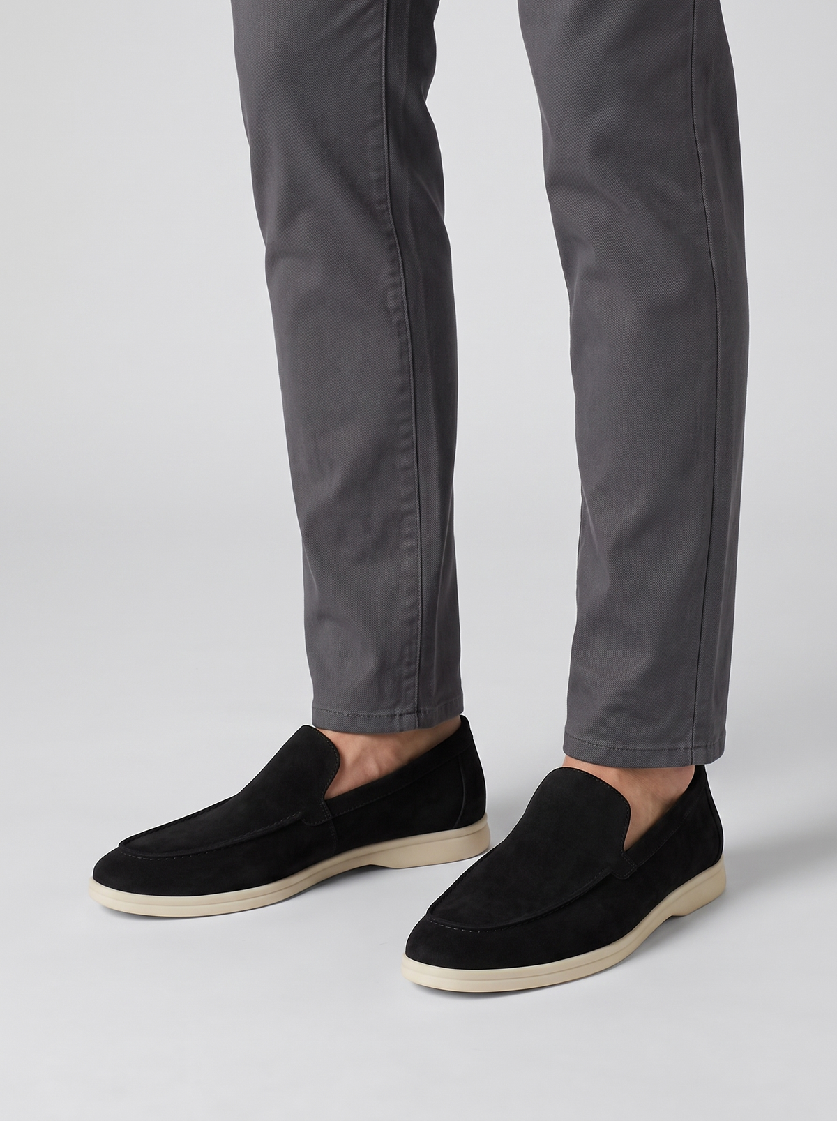 Classic zwarte suede instap loafers gedragen