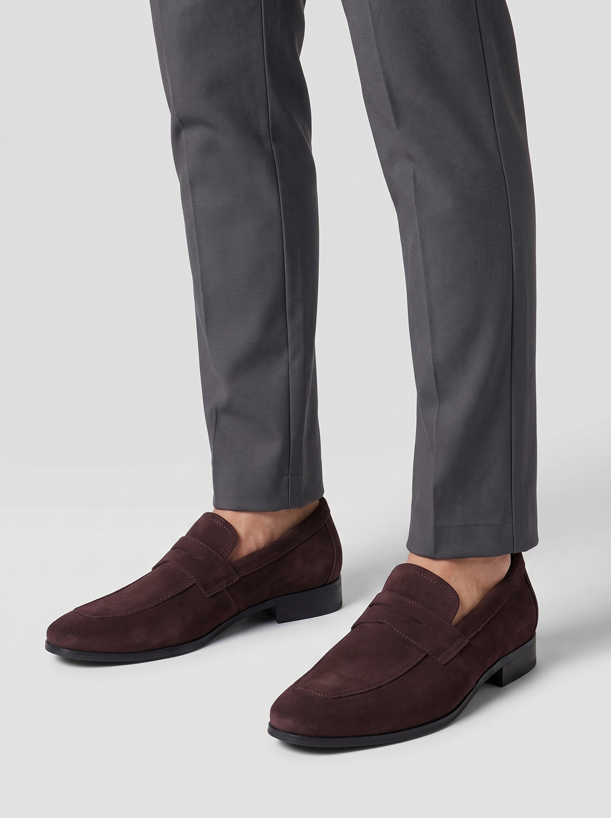 Classic bordeauxbruine suede loafers gedragen