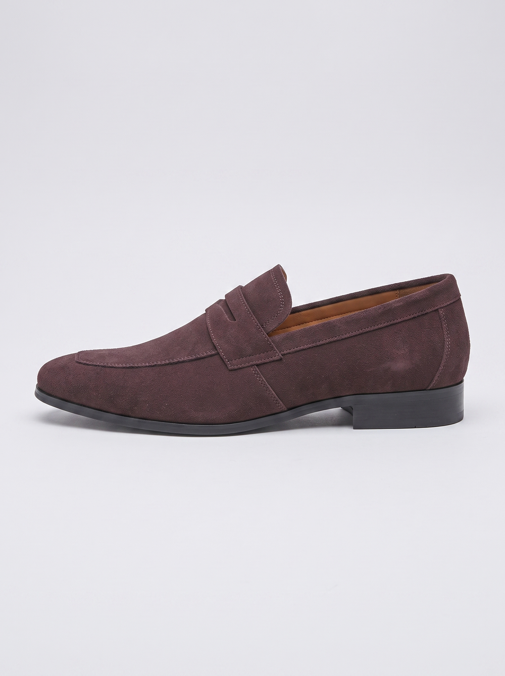 Classic bordeauxbruine suede loafer zijaanzicht