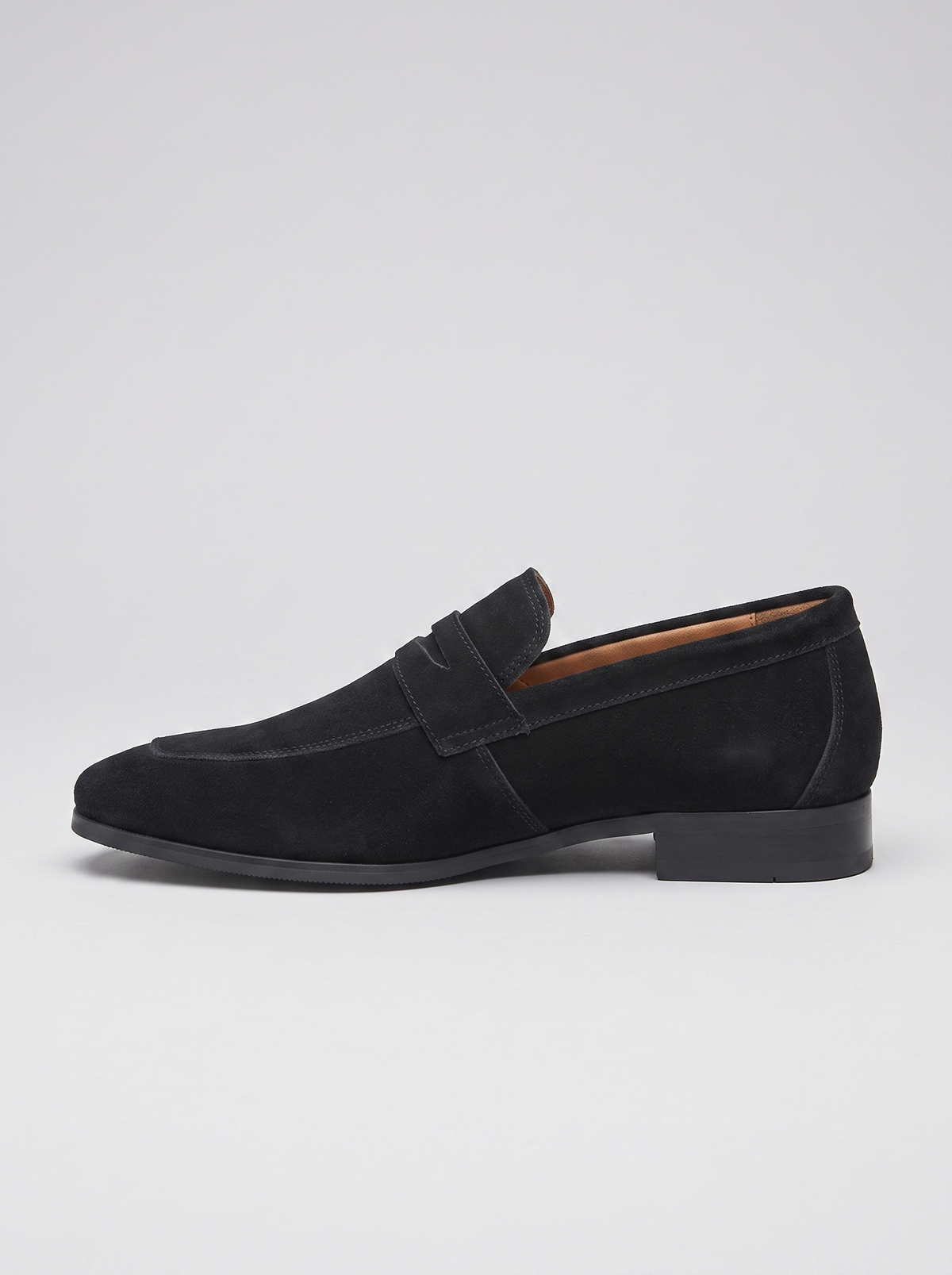 Classic zwarte suede loafer zijaanzicht