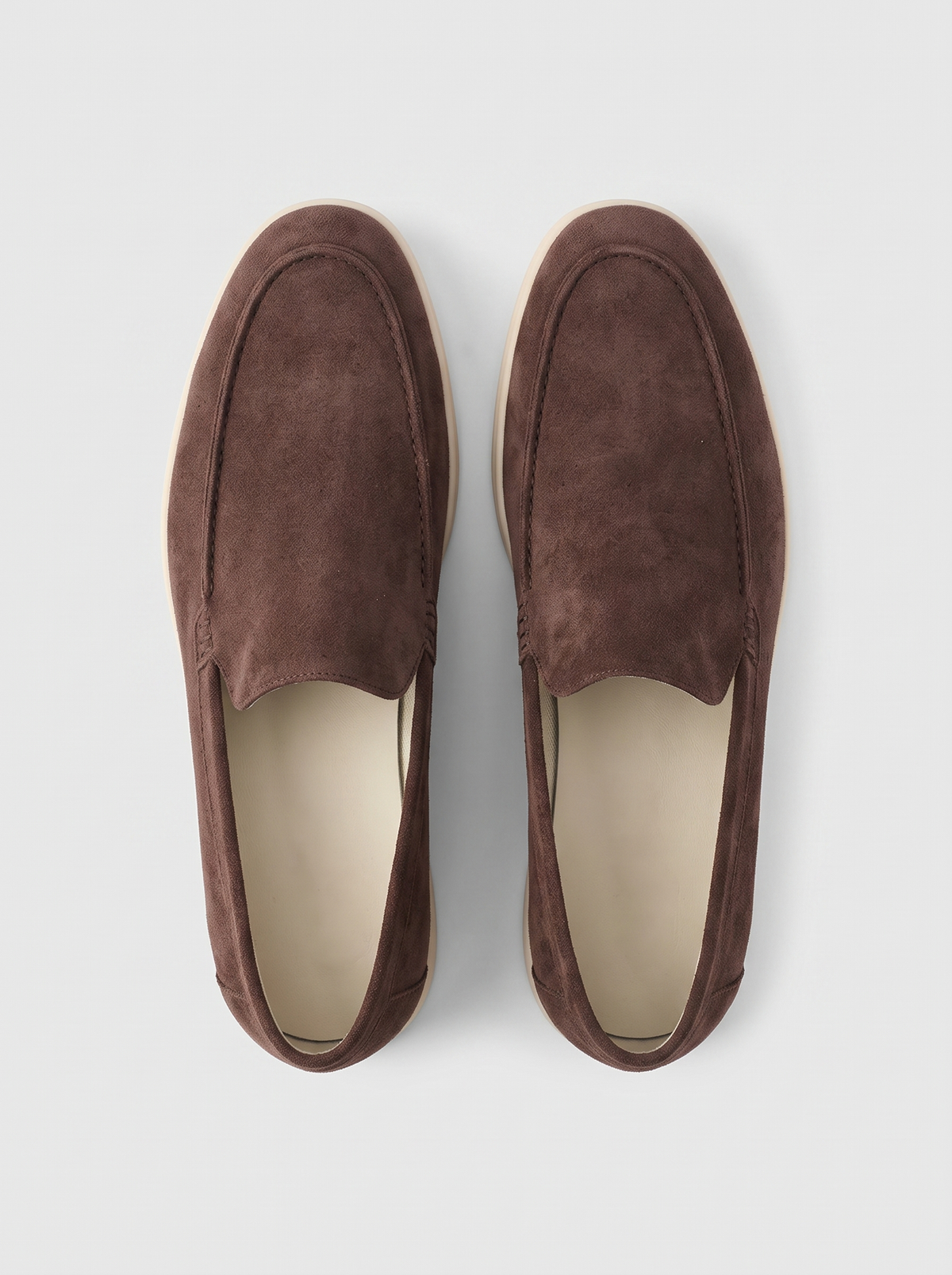 Classic chocoladebruine suede loafers bovenaanzicht