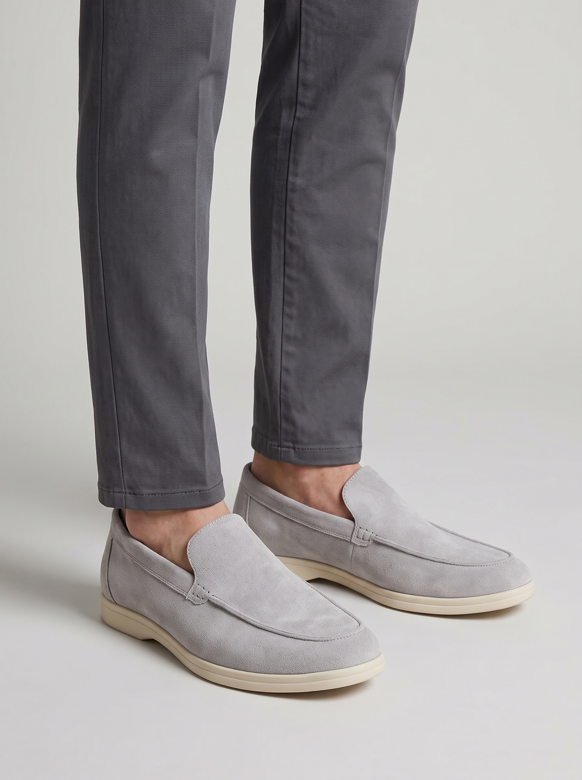 Classic lichtgrijze suede loafers gedragen