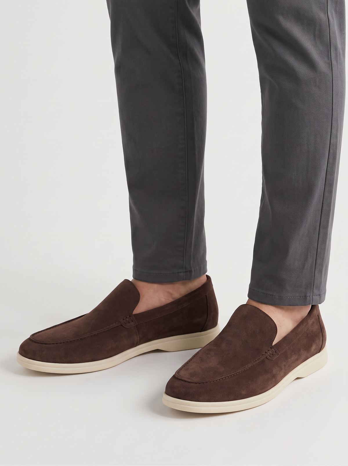 Classic chocoladebruine suede loafers gedragen