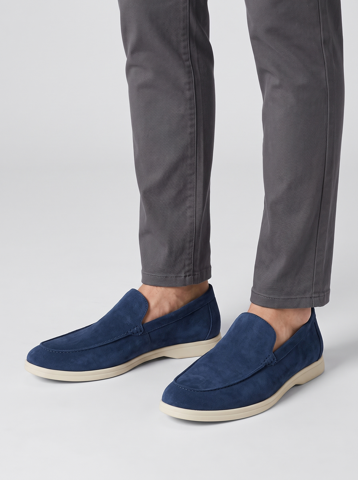 Classic marineblauwe suede loafers gedragen